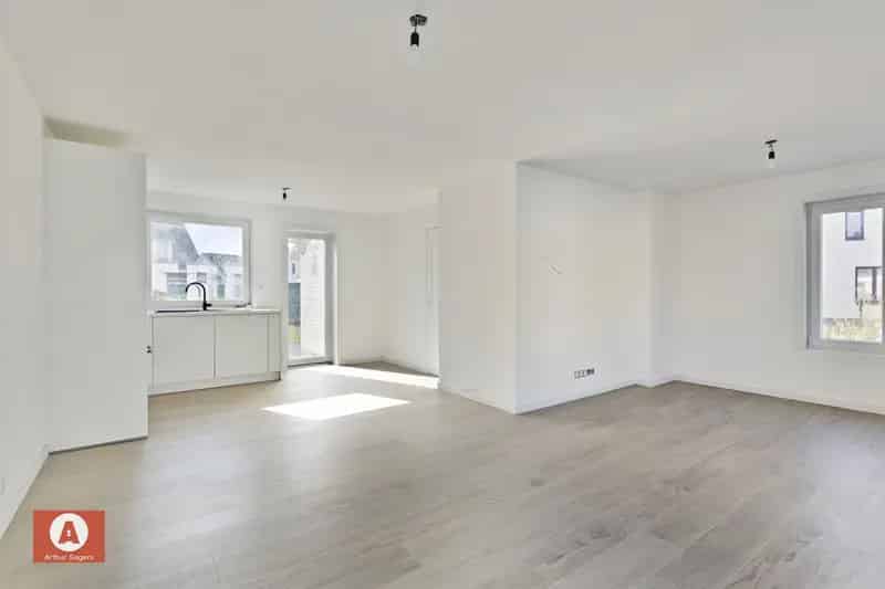 Te Huur: Gerenoveerde 3 Slaapkamers Huis met Garage