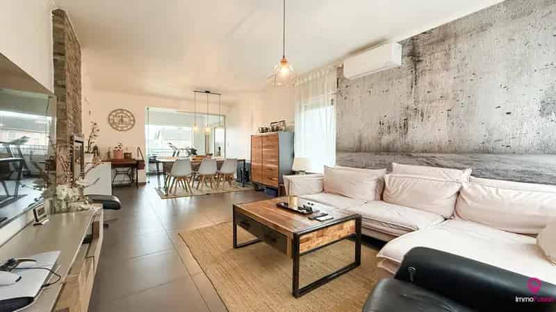 Ruime woning te koop met zelfstandige activiteit