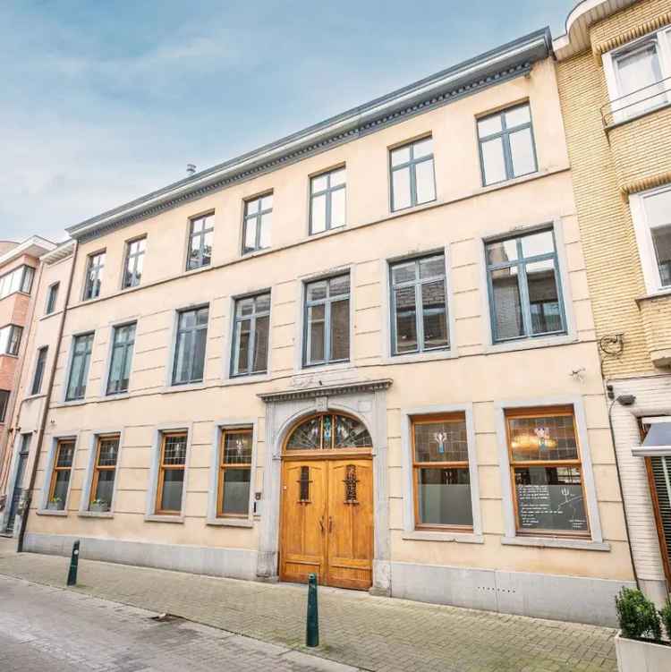 Ruime herenwoning met veel potentieel in centrum Halle