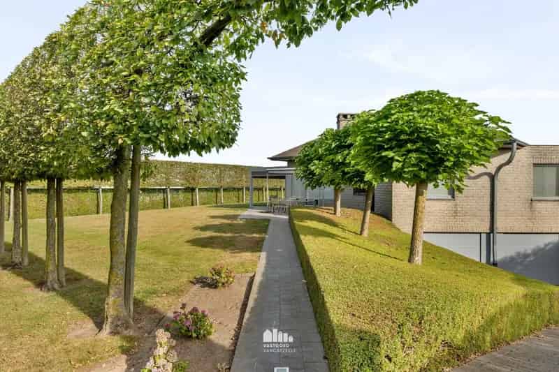 Goed onderhouden villa met grote tuin en garages
