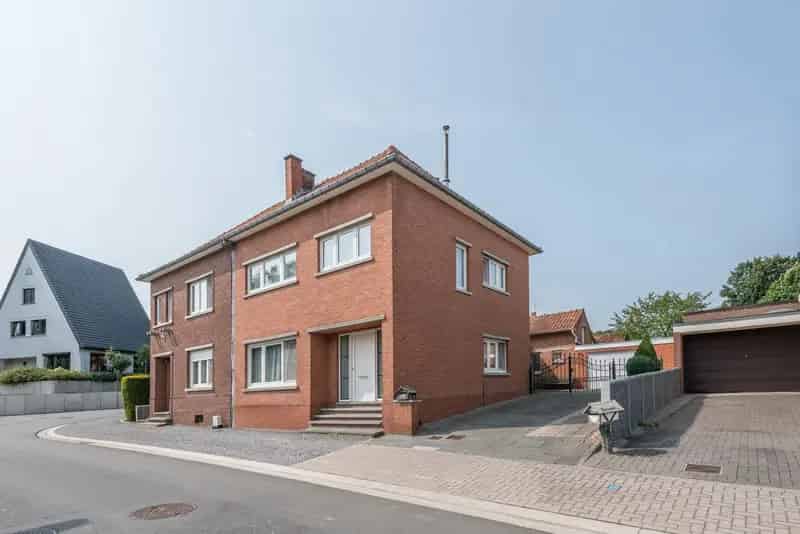 Halfvrijstaande gezinswoning met ruime garage te Hoeselt