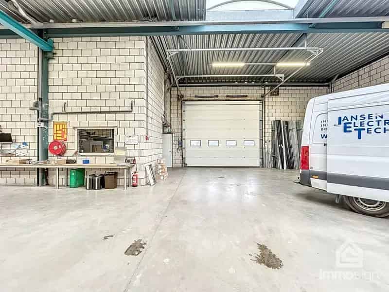 Handelspand met Magazijn Kantoorruimte en Woning te Lommel