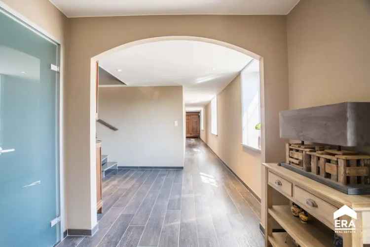 Gerenoveerde hoeve met loods en weiland te koop