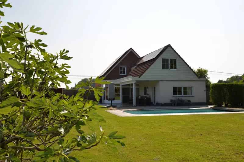 Vrijstaande Villa met Bijgebouw Zwembad en Zonnepanelen