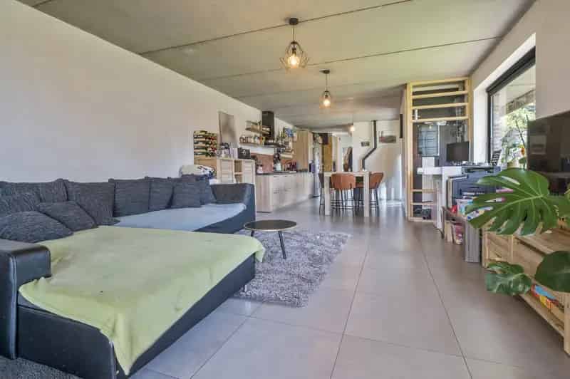 Huis te koop: Diep perceel met woning, bijgebouw en hangar