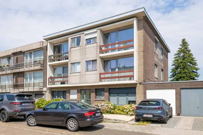 Appartement te koop Kapellen: 2 slaapkamers, garage, op te frissen