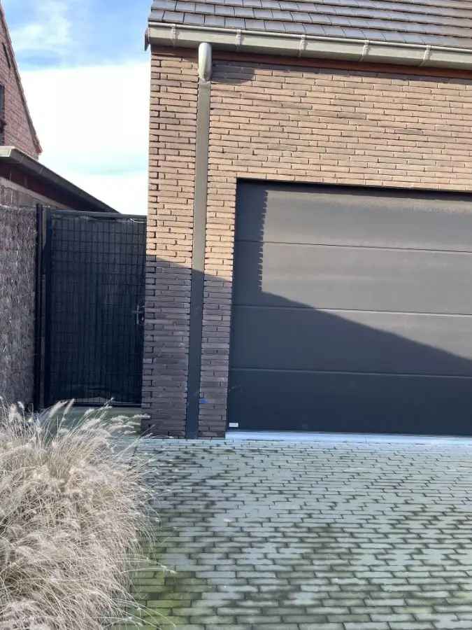 recente nieuwbouw vier slaapkamer EENGEZINSWONING met grote garage & buitenterras