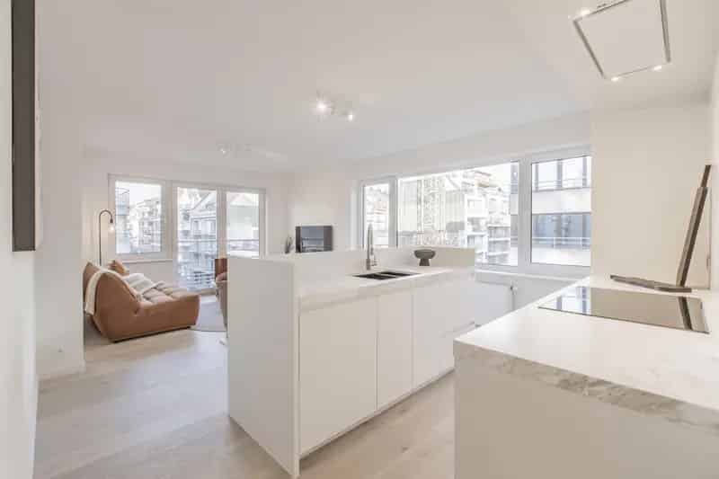 Gerenoveerd Hoekappartement Nabij Lippenslaan