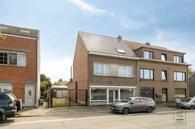 Handelshuis van 220 m², drie slaapkamers en veel potentieel!