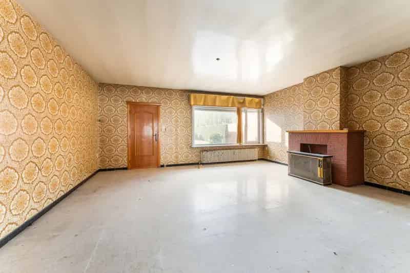 Te renoveren woning met 4 slaapkamers en garage op 432 m²
