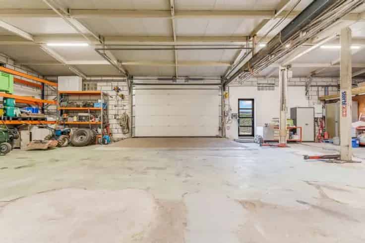 Huis Te Koop: Gelijkvloerse woning met garage en bedrijfshal