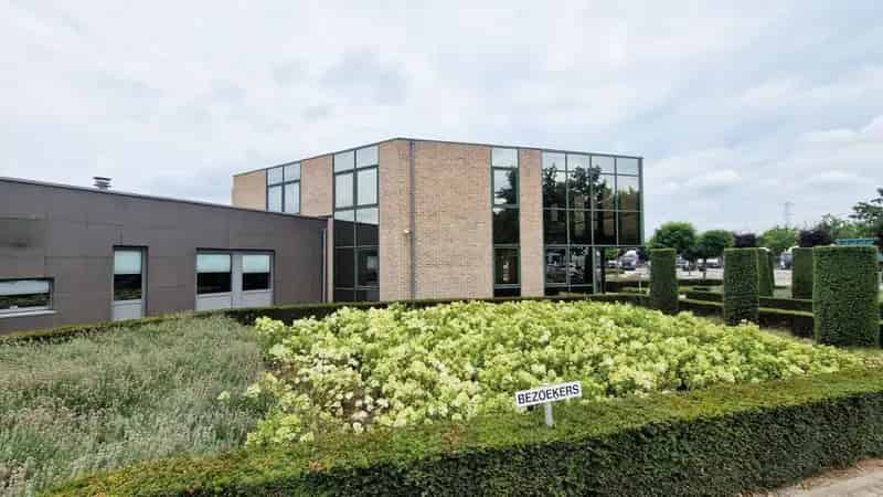 Kantoorruimtes te huur met sanitair kitchenette en parkeerplaatsen