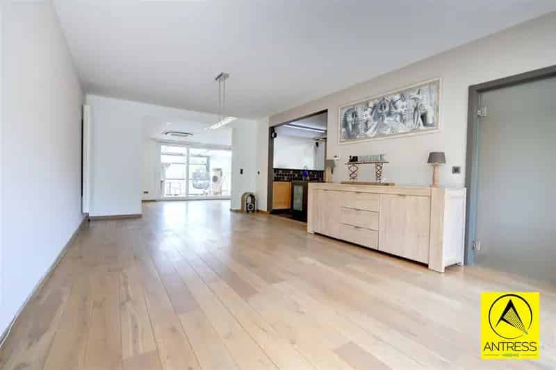 Huis te koop: Moderne woning met zwembad en tuin