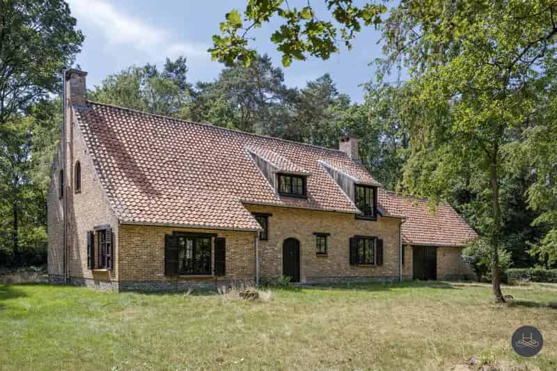 Imposante, zeer rustig gelegen open bebouwing op 50 are