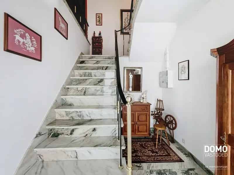 Handelspand met Appartement te Kermt