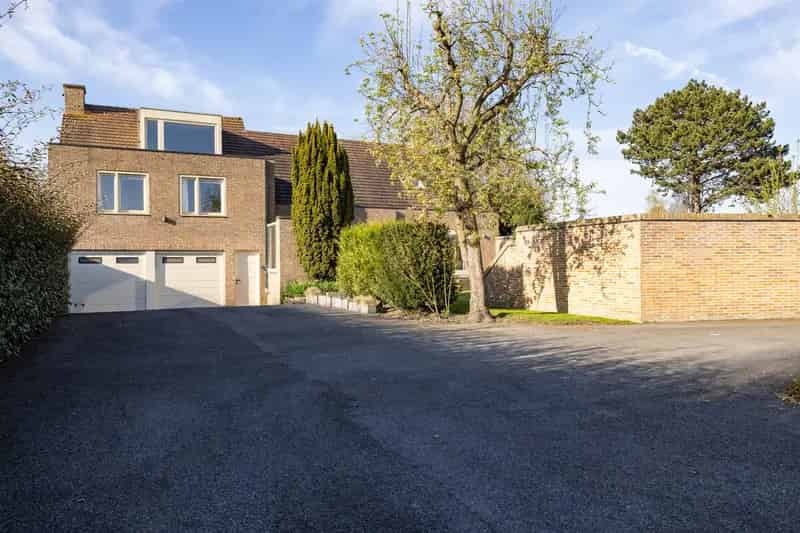 Te renoveren villa in Veurne met 5 slaapkamers en dubbele garage
