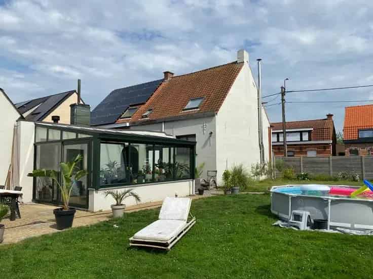 Ruime gezinswoning te koop in Waarschoot met tuin en garage