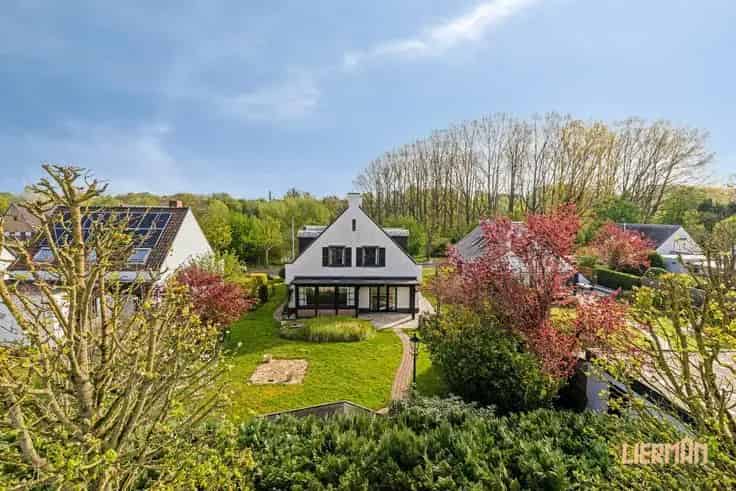 Ruime Villa te Koop met 5 Slaapkamers en 2 Garages