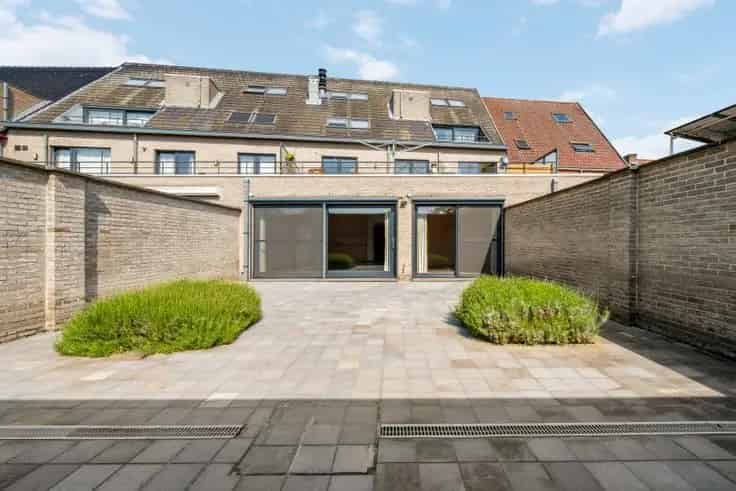 Ruim gelijkvloers appartement Eernegem met terras en garage