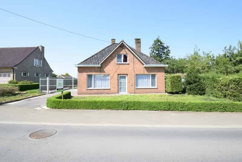 Gerenoveerde woning te Esen met 2 slaapkamers en garage