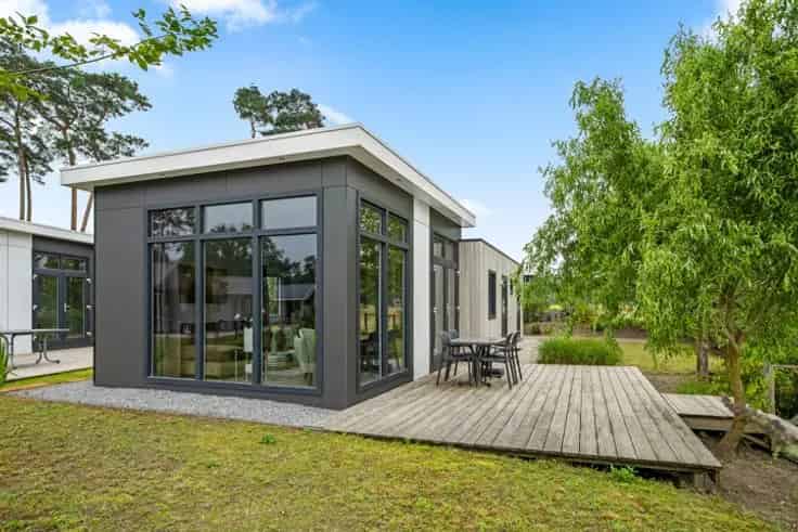 Bungalow Te Koop Aan Het Water Met Parkfaciliteiten