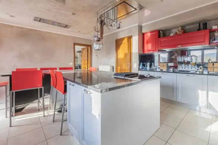 Villa Te Koop met Verwarmd Zwembad en 5 Slaapkamers