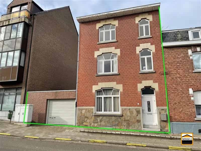 Te renoveren stadswoning met 4 slaapkamers en garage