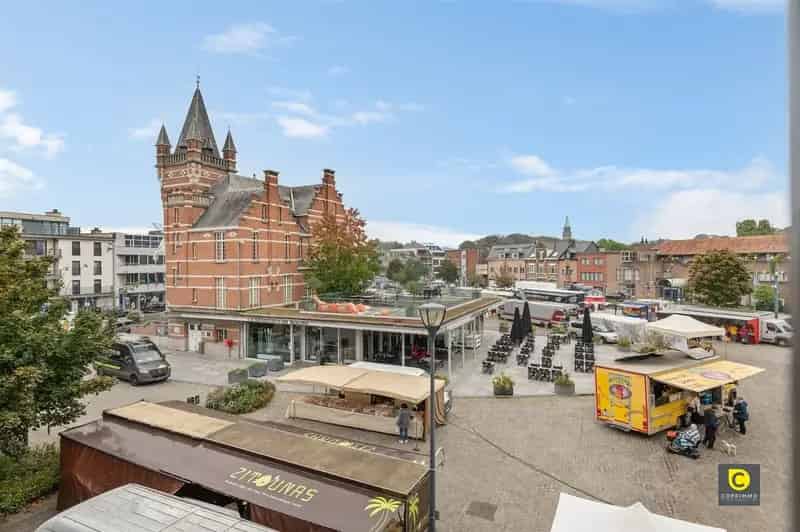 Handelsgelijksvloers met duplex appartement