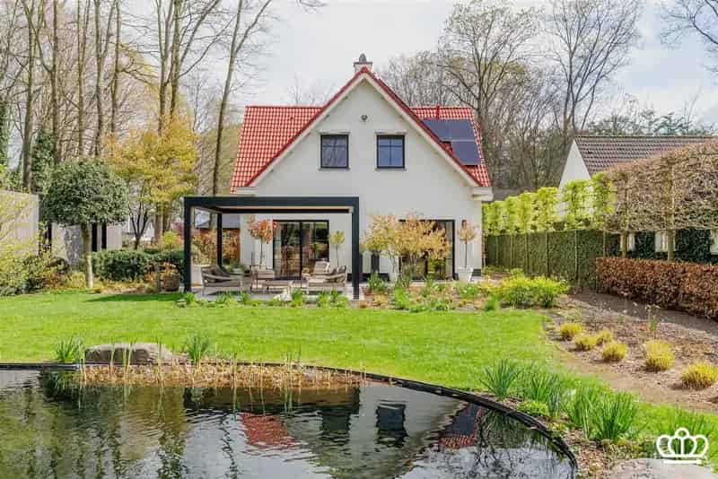 Huis te koop: Luxe Villa met Gelijkvloerse Woning en Zwemvijver