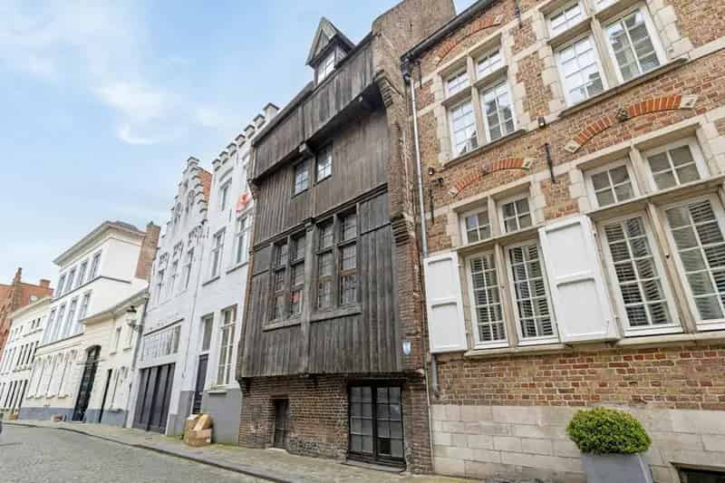 Herenhuis te koop Brugge: Historische woning met houten gevel