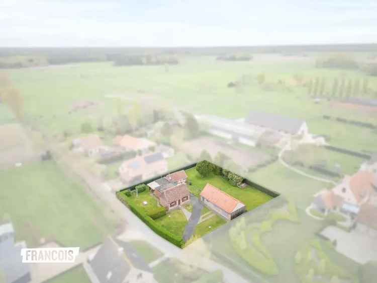 Charmante eigendom met veel potentieel op toplocatie in Moerbeke-Waas.