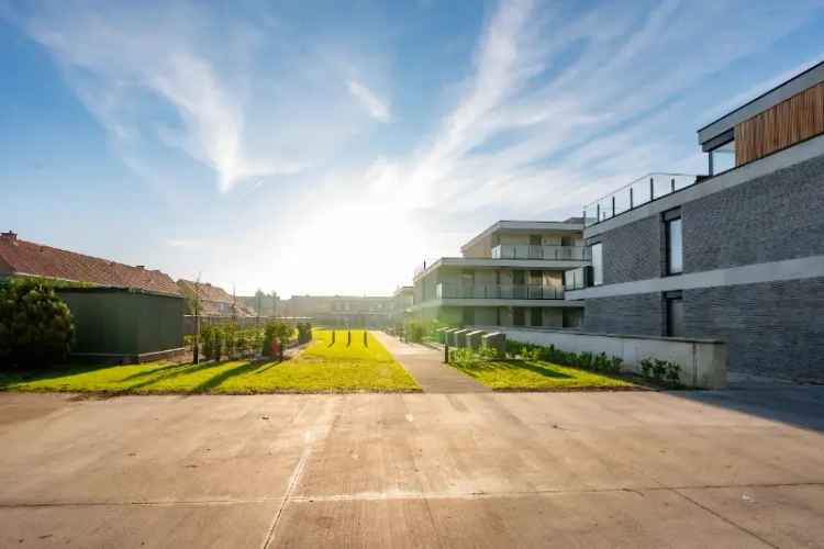 Appartement te koop in Swyndrecht met moderne stijl en sleutel op de deur