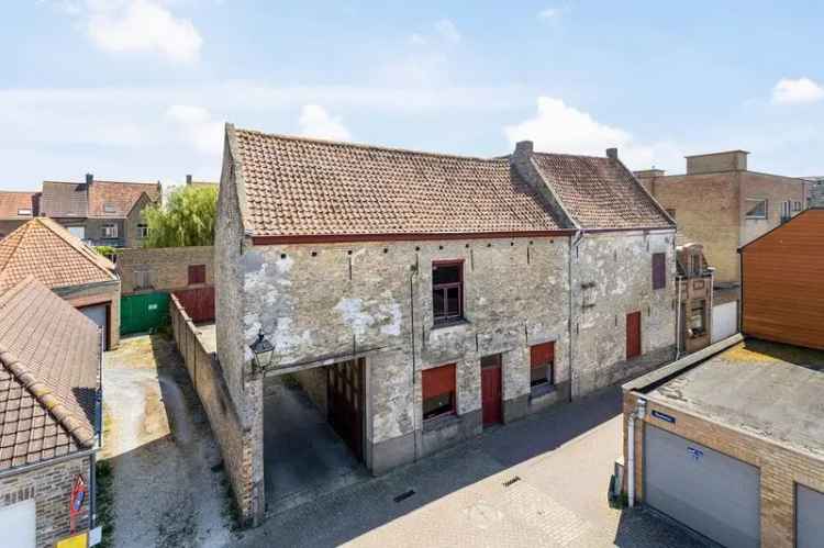 VEURNE: Historisch gebouw (reeds vermeld begin 15de eeuw, verbouwd in 1716) met meerdere garages pal in het centrum van Veurne op 673m² grondoppervlakte.