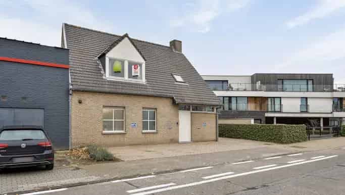 Huis te koop Zwevezele: Praktijkruimte en kangoeroewoning potentieel