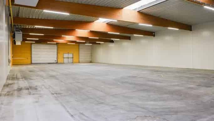 Magazijn met kantoor te huur Izegem 741m²