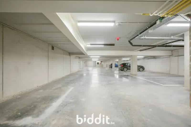 Ruime Autostaanplaats 2789m2 te Koop