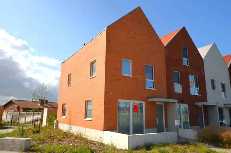 Halfopen bebouwing te koop met 2 autostaanplaatsen