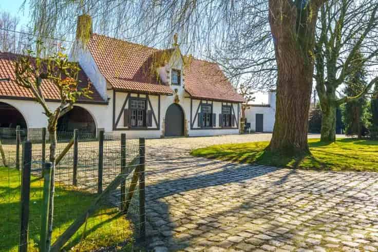 Villa Te Koop Roeselare: Landgoed met Kasteelhoeve Stijl