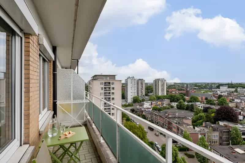 Appartement te koop Berchem: 2 slaapkamers, ruim terras, veel licht