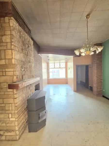 Te renoveren ruime woning met zolder