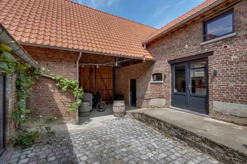 Vierkantshoeve met Wijnatelier te Koop