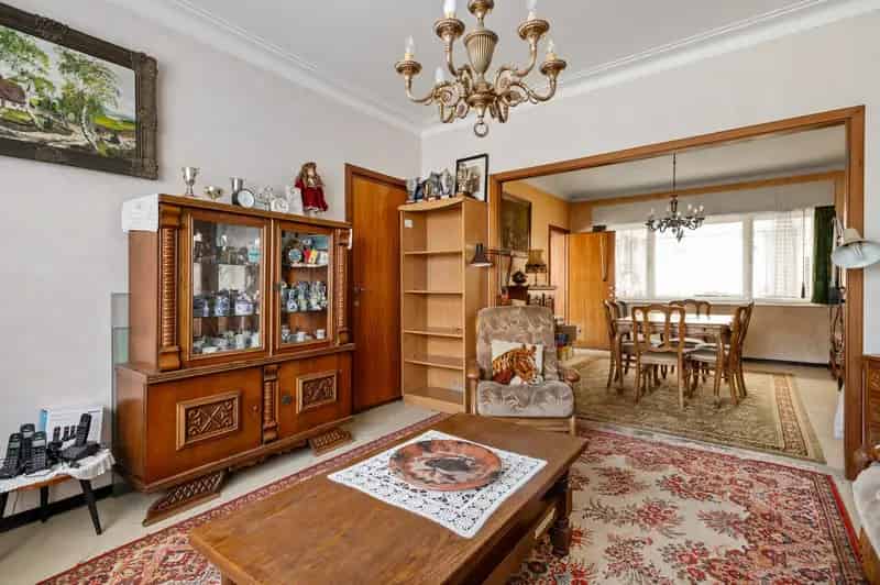 Te renoveren woning met magazijn in Lint