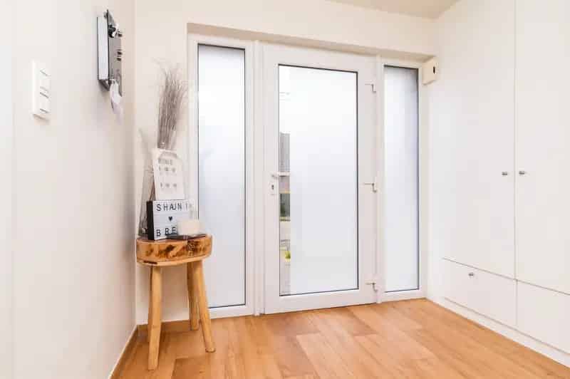 Te Koop: 2 Appartementen met Tuin, Carport en Garage
