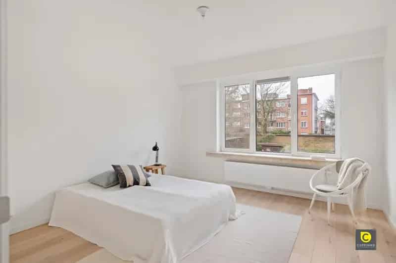 Gerenoveerd 2 Slaapkamer Appartement met Terras te Koop