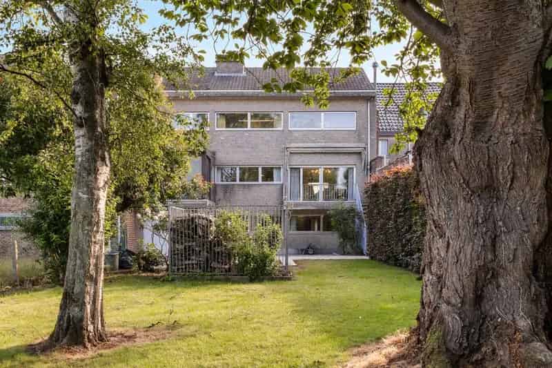 Dokterswoning met Praktijkruimte Lift Garage 5 Slaapkamers Grote Tuin