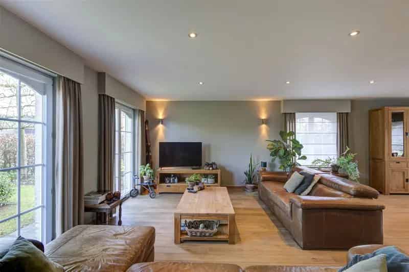 Ruime Instapklare Gezinswoning 276m² met Tuin en Garage