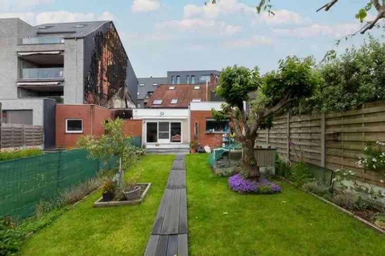 Oostnieuwkerke-Centrum. Uitstekend gelegen te vernieuwen woning met garage en aantrekkelijke tuin. 3 slaapkamer + polyvalente ruimte. Achterbouw vernieuwd.