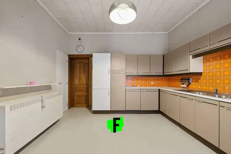 Huis te koop Brugge Centrum: Ruime woning met garage en loods