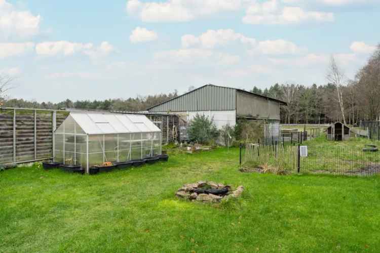 Ruime gezinswoning met 4 slaapkamers en paardenstallen te koop