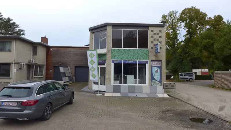 Bedrijfspand met terrein te koop